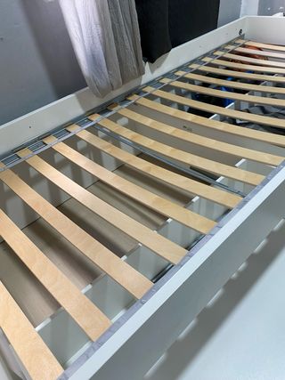 Cama individual blanca para dormitorio con colchon