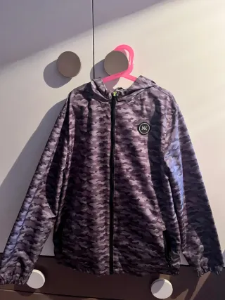 Cazadora con capucha y estampado camuflaje