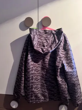 Cazadora con capucha y estampado camuflaje