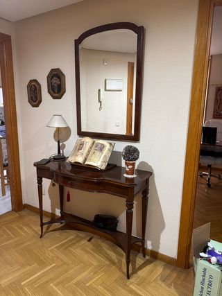 Recibidor de madera oscuro