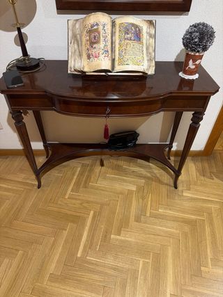 Recibidor de madera oscuro