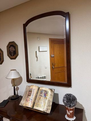 Recibidor de madera oscuro