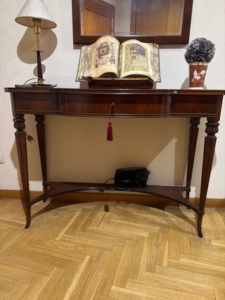 Recibidor de madera oscuro