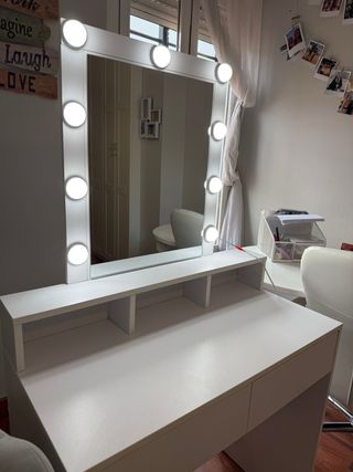 Tocador blanco con espejo y luces LED