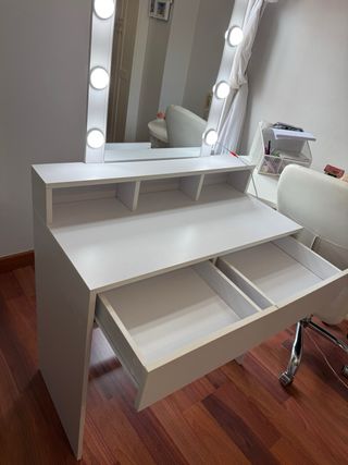 Tocador blanco con espejo y luces LED