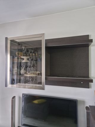 Mueble de pared con vitrina