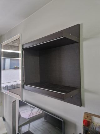Mueble de pared con vitrina