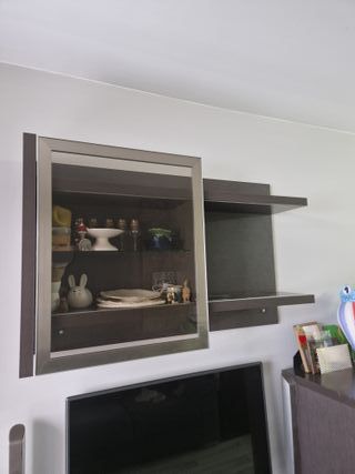 Mueble de pared con vitrina