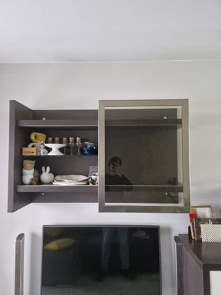 Mueble de pared con vitrina