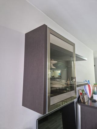 Mueble de pared con vitrina