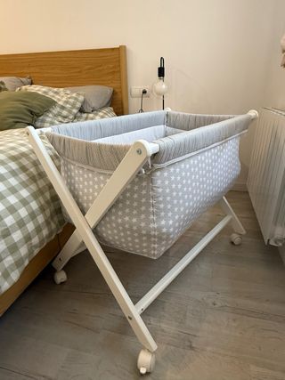 Minicuna bebé madera blanca + textil + colchón