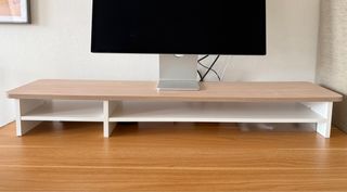 Soporte para monitor de madera y blanco