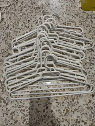 20 Perchas de plástico blancas