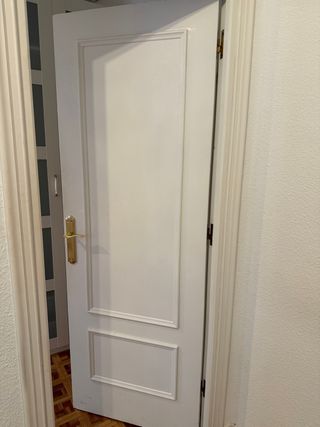 Puerta blanca interior