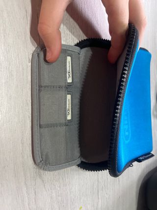 Nintendo 2DS Negra/Azul + Cargador y 2 Juegos