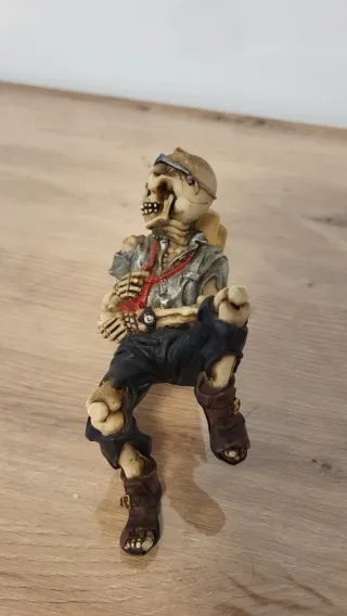 Figura esqueleto con PC y ratón