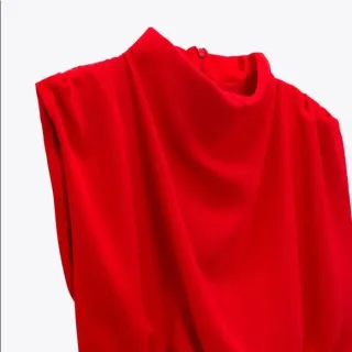 Mono cruzado rojo Zara botones dorados