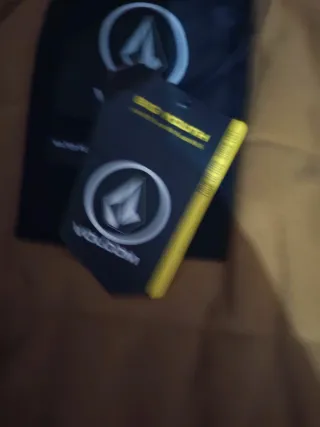 Cazadora Volcom niño negra. Talla 14