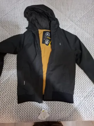 Cazadora Volcom niño negra. Talla 14