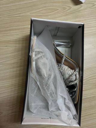 Sandalias plateadas con tiras de strass