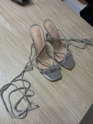 Sandalias plateadas con tiras de strass