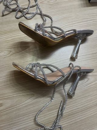 Sandalias plateadas con tiras de strass