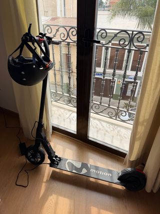 Patinete Eléctrico Motion y casco