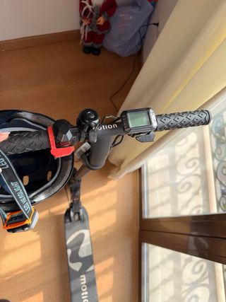 Patinete Eléctrico Motion y casco