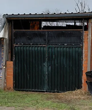 Puerta metálica verde