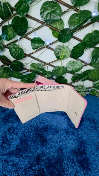 Monedero Juicy Couture Rosa con Brillantes.