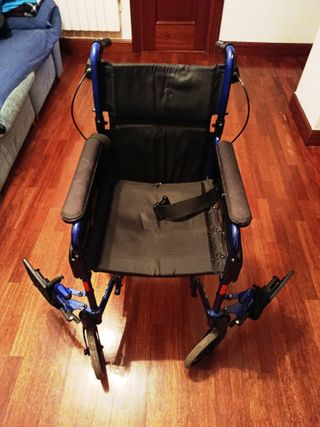 Silla de ruedas azul y chubasquero
