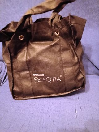 Silla de ruedas azul y chubasquero