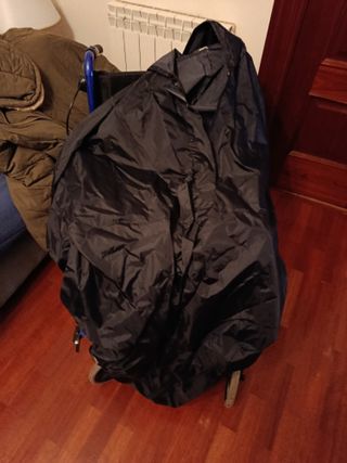 Silla de ruedas azul y chubasquero
