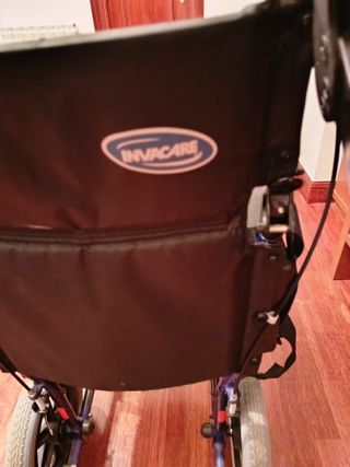 Silla de ruedas azul y chubasquero