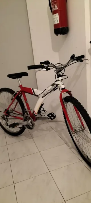 Bicicleta de Montaña Roja y Blanca