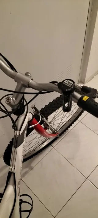 Bicicleta de Montaña Roja y Blanca