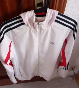 Chaqueta deportiva Adidas con capucha niño