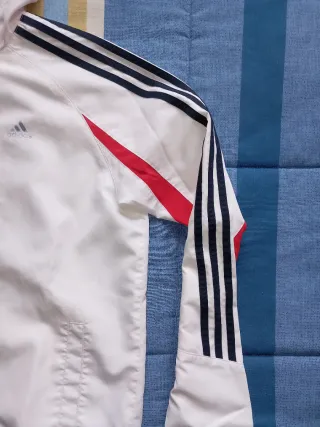 Chaqueta deportiva Adidas con capucha niño
