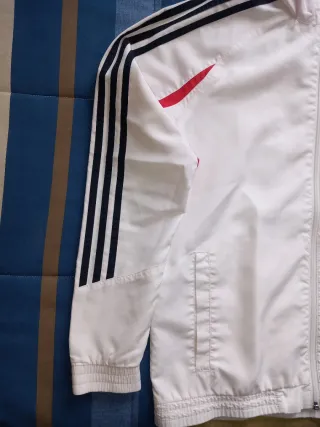 Chaqueta deportiva Adidas con capucha niño