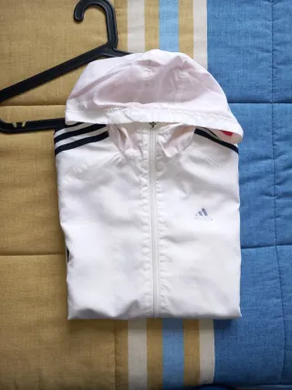 Chaqueta deportiva Adidas con capucha niño