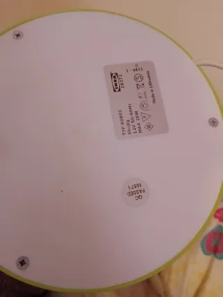 Lámpara Ikea SKOJIG verde y blanco