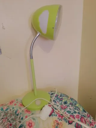 Lámpara Ikea SKOJIG verde y blanco