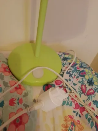 Lámpara Ikea SKOJIG verde y blanco