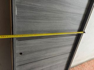 Puerta de madera gris