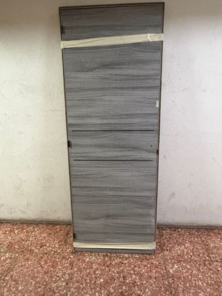 Puerta de madera gris