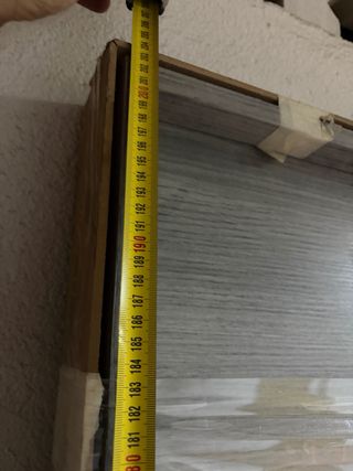 Puerta de madera gris