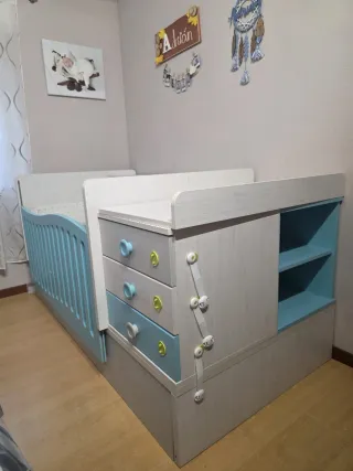 Cuna y cambiador habitación infantil