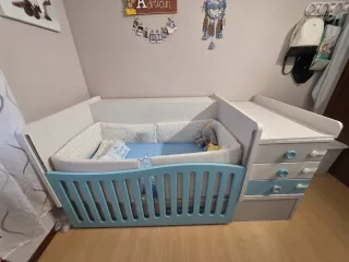 Cuna y cambiador habitación infantil