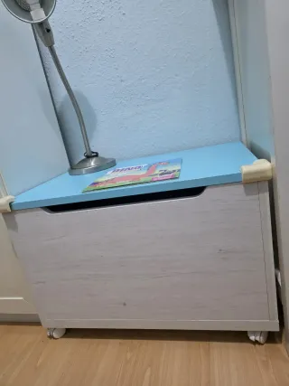 Cuna y cambiador habitación infantil