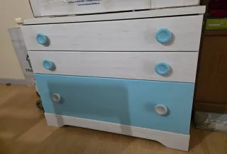 Cuna y cambiador habitación infantil